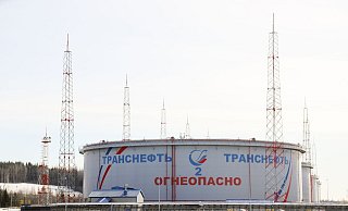 Tanks des staatlichen Ölpipeline-Betreiber «Transneft» im Ölterminal von Ust-Luga. - Stringer/dpa