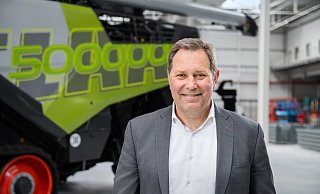 Jan-Hendrik Mohr, CEO vom Unternehmen Claas, vor dem Erfolgsmodell Lexion. - claas