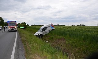 Im Graben landete dieser Autofahrer. Laut Polizeibericht hatte er zu spät erkannt, dass das vor ihm fahrende Auto abbiegen wollte und verkehrsbedingt anhalten musste. Beim Bremsvorgang geriet er ins Schleudern. - Polizei Herford