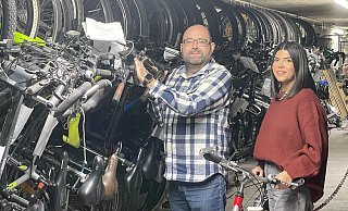 Thomas Koschnick und Büsra Aslanbay-Simsek betreuen im Bünder Bürgerbüro die Fundsachen und haben dabei schon einige unglaubliche Geschichten erlebt. Hier stehen sie im Rathauskeller neben den derzeit rund 80 gefundenen Fahrrädern, die auf ihre Eigentümer warten. - Natalie Gottwald