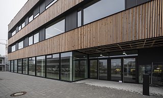 Von außen ist der jetzt frisch bezogene Oberstufen-Neubau der Gesamtschule Rosenhöhe mit Lärchenholz verkleidet. - Jörg Dieckmann