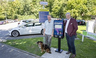 Ulrich Wibbeke (r.) und Johannes Zorn mit Hündin Skyla vor dem Parkplatz des Verkehrsinstitus in Bielefeld. - Jörg Dieckmann