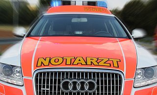 Der Motorradfahrer wurde per Rettungswagen mit schweren Verletzungen in ein Paderborner Krankenhaus gebracht. - Symbolbild: David Schellenberg