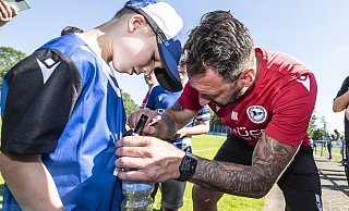 DSC-Autogramme, wie die von Arminia-Trainer Mitch Kniat, sind derzeit heiß begehrt. - Jörg Dieckmann