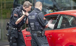 Die Polizeibeamten stoppten den verdächtigen Wagen auf Höhe des Naturbades. - Symbolfoto: Jörg Dieckmann