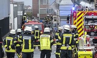 Die Feuerwehr ist mit einem Großaufgebot bei der Firma Gestamp in Bielefeld. - Dieckmann-Fotodesign l Bielefeld