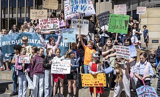 „Frischküche wollen wir“: Mit bunten Plakaten und lauten Rufen demontrieren die Schüler der Gesamtschule Quelle vor dem Rathaus für den Erhalt ihrer Mittagsversorgung. - Jörg Dieckmann