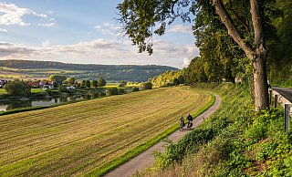 Radfahrer genießen ihre Radtour am beliebten Weser-Radweg im Weserbergland. - TMN/Markus Tiemann