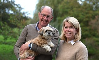 Zu Hause sind der neue Paderborner Bürgermeister Stefan-Oliver Strate, seine Ehefrau Tanja Strate-Rudolphi und Hündin Wilma in Paderborn-Marienloh. - Rajkumar Mukherjee Zu Hause sind der neue Paderborner Bürgermeister Stefan-Oliver Strate, seine Ehefrau Tanja Strate-Rudolphi und Hündin Wilma in Paderborn-Marienloh. - Rajkumar Mukherjee