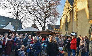 Hunderte Besucher tummeln sich beim Adventsbummel normalerweise dicht an dicht auf dem Platz vor der Engeraner Stiftskirche - das wird in Zeiten von Corona nicht möglich sein. - Mareike Patock
