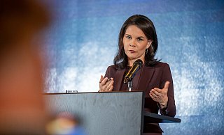 Bundesaußenministerin Annalena Baerbock sprach ihren chinesischen Amtskollegen Wang auf die Rolle Chinas im Ukraine-Krieg an. - Michael Kappeler/dpa