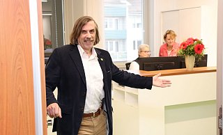 Willkommen im Rathaus! Norbert Morkes an seinem ersten Arbeitstag als neuer Bürgermeister von Gütersloh.  - Stadt Gütersloh