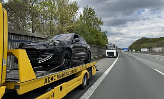 Der an dem Unfall beteiligte Porsche musste abgeschleppt werden, ebenso ein weiteres Fahrzeug. Der Schaden ist beträchtlich. - Paul Brinkmann