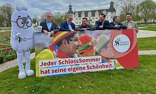 Schloss-Maskottchen Clemens, Christian Stork (v. l., Geschäftsführer Schlosspark- und Lippesee-Gesellschaft), Markus Mertens (Aufsichtsratsvorsitzender), Mathias Hornberger (Vorsitzender Stadtsportverband), Oliver Bekiersch (Sparkasse Paderborn-Detmold-Höxter) und Festzeltbetreiber Jörg Stratmann. - Danielle Dörsing