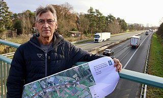 Die A33 führt durch Hövelhof ohne Lärmschutzwände. Hartmut Wiethof setzt sich mit weiteren Anliegern seit 16 Jahren für eine Verbesserung dieses Zustands ein. - Jens Reddeker