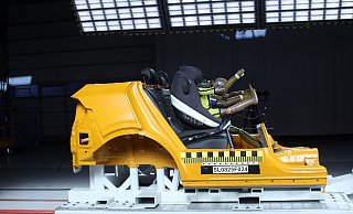 Crashtest: Sechs Babyschalen und elf Kindersitze hat der ADAC geprüft. - BildschnittTV/ADAC/dpa-tmn
