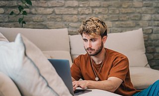 Interessierte finden ein neues Webinar-Angebot auf der Webseite der Verbraucherzentralen. - Zacharie Scheurer/dpa-tmn