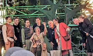 Die Sabine Paßow als Seherin befragt die Schicksalsgötter. - Burkhard Battran