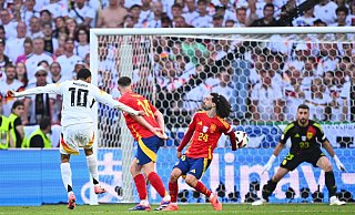 Eine Fehlentscheidung: Nach einem Bericht der UEFA-Schiedsrichterkommission hätte es für dieses Handspiel im EM-Viertelfinale Elfmeter für Deutschland geben müssen. - Tom Weller/dpa