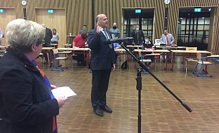 Das älteste Ratsmitglied ist Annegret Jürgenliemke (69). Sie hat die Ehre, den hauptamtlichen Bürgermeister Hubert Erichlandwehr zu vereidigen. Er liest den Text von einer Leinwand ab. - sk