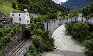 Die Vispa trat über die Ufer und beschädigte die Gleise auf der Strecke nach Zermatt.(Archivbild) - Jean-Christophe Bott/KEYSTONE/dpa