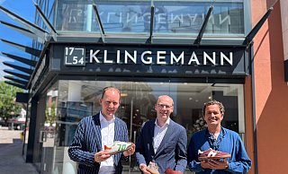Jens Klingemann (Inhaber Klingemann, v. l.), Thomas Zumnorde (GeschäUsführer Zumnorde) und Hendrik Thüning (Geschäftsführer Klingemann) freuen sich auf die Eröffnung von Zumnorde in Höxter. - Anastasia Schubert