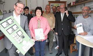 Marlies und Johannes Sandbothe (r.) empfingen im Holsener Trafoturm unter anderem Paderborns Bürgermeister Michael Dreier (l.). - Johannes Büttner