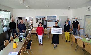 Abstand halten: (v .l.) Christian Becker (Lions), Manfred Thielike (Bürgerstiftung), Adrian Möller (Petri-Gemeinde), Barbara Firidin (Mittagstisch), Volker Rosenberger (Rotaryclub), Birgit Nolte-Kirsten (Mittagstisch), Gerda-Marie Kleine (Lions Radewiga), Anke von Gumberz (Inner Wheel), Ludger Dwertmann-Soth (Mittagstisch) und Pfarrer Bodo Ries (Petri). - Frank-Michael Kiel-Steinkamp