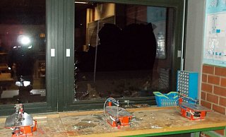 Unbekannte warfen eine Scheibe zu einem der Technikräume in der Gesamtschule ein. - Polizei Minden-Lübbecke