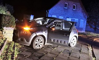 Das Auto wurde durch den Aufprall erheblich beschädigt, der Fahrer musste ins Krankenhaus gebracht werden. - Polizei Höxter