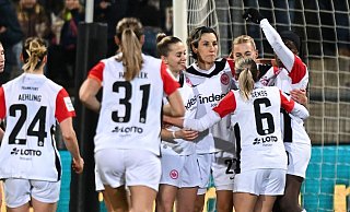 Die Spielerinnen von Eintracht Frankfurt freuen sich über das 1:0 gegen Leverkusen. - Arne Dedert/dpa