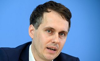 Grünen-Haushaltsexperte Sven-Christian Kindler zeigt sich hinsichtlich der Etatplanung 2024 zuversichtlich. - Bernd von Jutrczenka/dpa