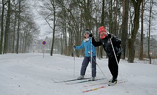 Skifahren mitten in Espelkamp: Das hat es noch nicht gegeben, sind sich Marcus und Charlize Lüttke sicher und machen sich am Sonntagmorgen auf den Weg. - Heike von Schulz
