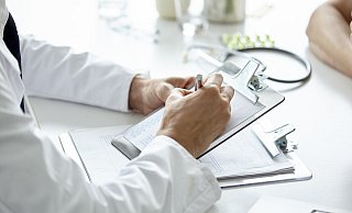 Fehler beim Befund: Deswegen sollen ein Gütersloher Gynäkologe und das Klinikum nun Schmerzensgeld zahlen. - picture alliance