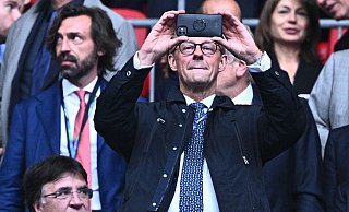 Bundeskanzler Friedrich Merz (CDU) drückt den deutschen Frauen aus der Ferne die Daumen. Ein Stadionbesuch, wir hier beim Champions-League-Finale zwischen Borussia Dortmund und Real Madrid 2024 in London, ist momentan nicht geplant. - Tom Weller/dpa