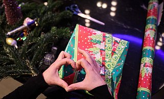 Laut einer repräsentativen Umfrage werden elf Prozent der Senioren Heiligabend allein sein. (Symbolbild) - Christian Charisius/dpa