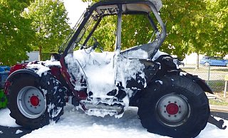 Der Radlader brannte trotz des Einsatzes der Feuerwehr völlig aus. - Polizei Minden-Lübbecke