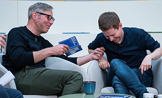 „Almgeflüster – auf dem Weg nach Berlin“ mit Philipp Köster (l.) und Kevin Kühnert. - Teresa Kröger