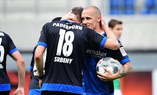 Paderborns Torschütze Sven Michel bedankt sich bei seinem Sturmpartner Dennis Srbeny für den Assist. Aber am Ende stand der SCP wieder mit leeren Händen da. - Witters/Witters/Pool