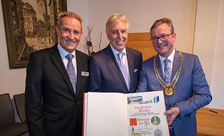 Vor seiner Festrede trug sich Erich Staake (Mitte) in das Goldene Buch der Stadt ein. Daneben Gildemeister Otto Drosihn (l.) und Bürgermeister Michael Dreier. - Andreas Zobe