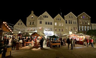 Der festlich beleuchtete Gänsemarkt ist bei vielen Gästen beliebt, weil es hier meist ruhiger zugeht als auf anderen Plätzen. - Frank-Michael Kiel-Steinkamp