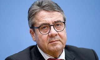Ex-Bundesminister Sigmar Gabriel ist Hauptrender beim Festakt, mit dem in der Marienkirche an das Ende des Zweiten Welkrieges vor 80 Jahren, am 8. Mai 1945, erinnert wird. - picture alliance/dpa