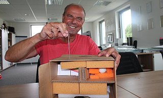 Der weiße Tischtennisball ist der Hohlraum. Der Spieß symbolisiert die Bohrung. Mit diesem Modell erklärt Geologe Claus Schubert, warum man unterirdische Erdfallrisiken so nur zufällig findet. - Manuela Puls