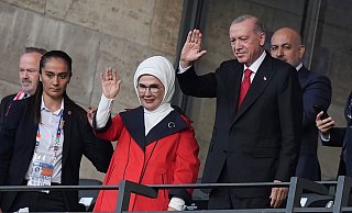 Recep Tayyip Erdogan (2.v.r), Präsident der Türkei, und seine Frau Emine Erdogan winken vor dem Spiel auf der Tribüne. - Marcus Brandt/dpa