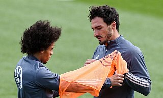 Leroy Sane (l) und Mats Hummels auf dem Trainingsplatz. - Christian Charisius/dpa