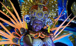 Eine Darstellerin der Sambaschule Paraiso do Tuiuti paradiert auf einem Wagen im Sambadrom. - Silvia Izquierdo/AP/dpa