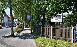 Die Bielefelder Straße in Sennelager bietet wenig Raum für die Bedürfnisse aller Verkehrsteilnehmer. - Holger Kosbab