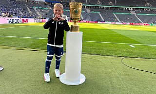 Einlaufkind Ole Ellermeyer hat den DFB-Pokal aus nächster Nähe gesehen. - NW