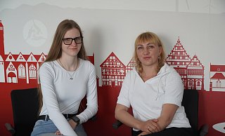 Viktoriia Dziubenko und Inga Nesterovych sind 2022 aus der Ukraine nach Paderborn geflüchtet, finden in ihrer neuen Heimat aber kaum Möglichkeiten zu arbeiten. - Felix Schwien Viktoriia Dziubenko und Inga Nesterovych sind 2022 aus der Ukraine nach Paderborn geflüchtet, finden in ihrer neuen Heimat aber kaum Möglichkeiten zu arbeiten. - Felix Schwien