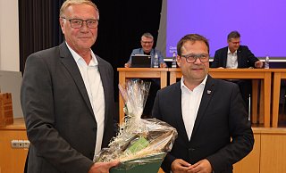 Stefan Tödtmann wird von Bürgermeister Lars Bökenkröger als Beigeordneter in den Ruhestand verabschiedet. - Nicole Sielermann